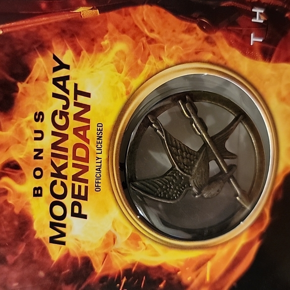 New Hunger Games DVD & Mockingly pendant - Picture 2 of 4